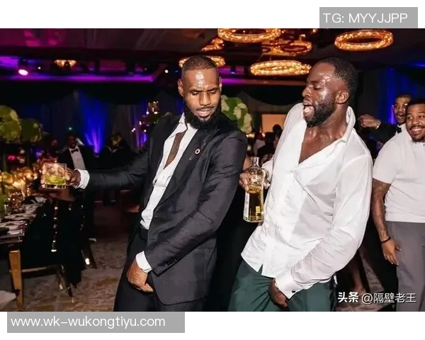 詹姆斯与画家亲密合影庆祝传递兄弟情谊与骄傲之情 詹姆斯与画家亲密合影庆祝传递兄弟情谊与骄傲之情