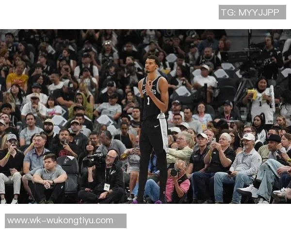 布克外线手感冰凉三分球失准却依然砍下27分助攻表现抢眼