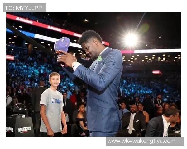 湖人队启程前往凤凰城客场比赛登机照曝光全队士气高涨