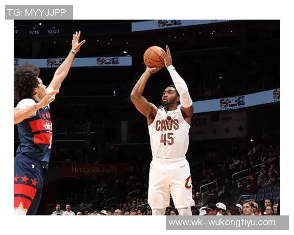 米切尔半场表现亮眼5中3贡献7分1板2助2断展现潜力 米切尔半场表现亮眼5中3贡献7分1板2助2断展现潜力