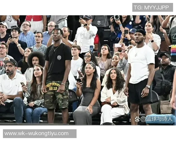 詹姆斯小儿子布莱斯与女友甜蜜合影引发网友热议与祝福 詹姆斯小儿子布莱斯与女友甜蜜合影引发网友热议与祝福